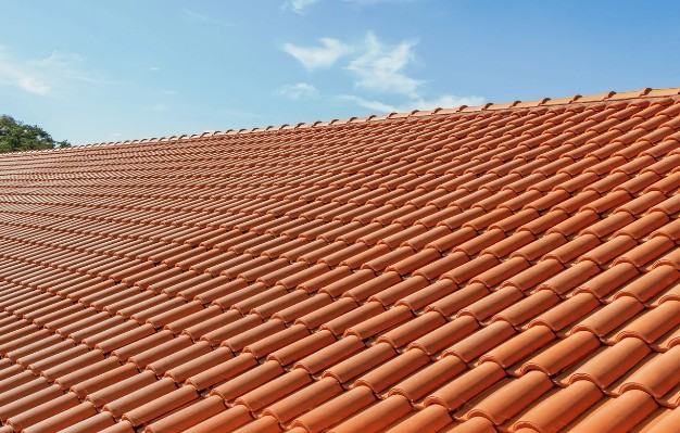 Cubierta de teja curva renovada en una vivienda de la provincia de León